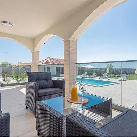 Hébergement de vacances Amazing In Lisicic With Private Swimming Pool, Be Inside Or Outside *