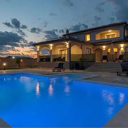 Hébergement de vacances Amazing In Lisicic With Private Swimming Pool, Be Inside Or Outside Lisicici