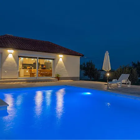Amazing In Lisicic With Private Swimming Pool, Be Inside Or Outside Hébergement de vacances Lisicici
