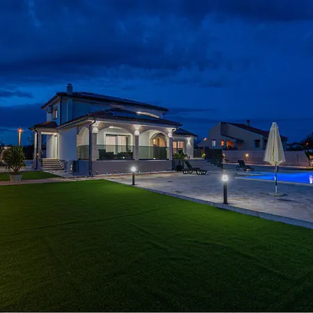 Amazing In Lisicic With Private Swimming Pool, Be Inside Or Outside *